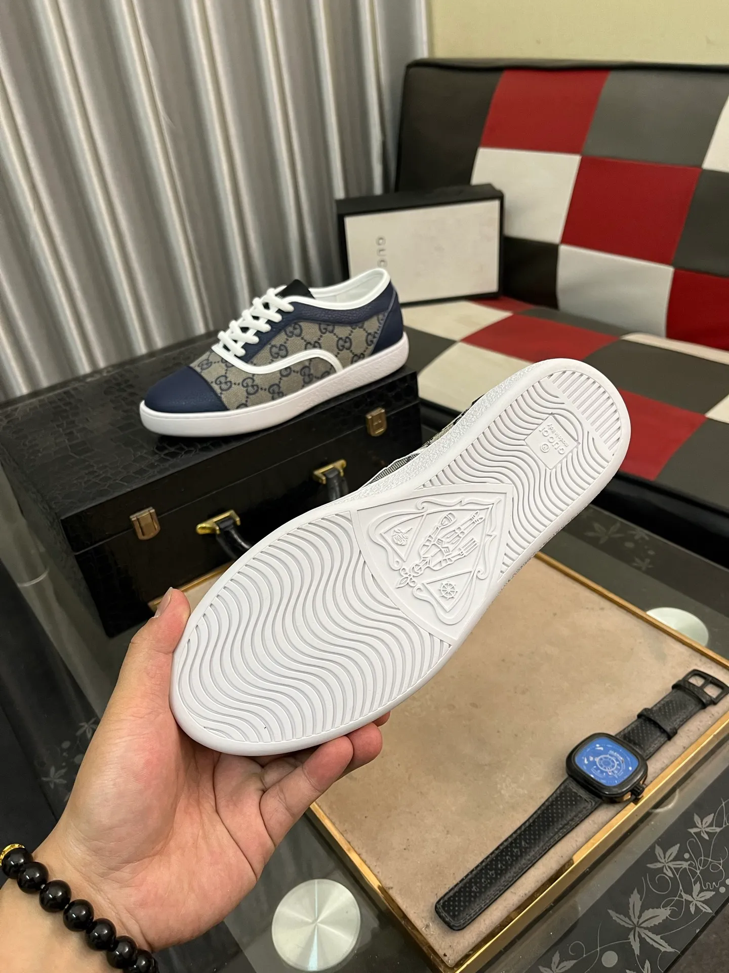 Men's shoes💰400⌚️⌚️[GUCCI] Gucci men's casual shoes are absolutely popular🔥The ultimate matching item for trendy men! The charm of super texture is unstoppable. This is the main recommendation. The upper is made of high-quality cowhide, with pig lining feet and wear-resistant rubber sole. It is noble and elegant! Extremely comfortable🎁🎁You can be as handsome as you want💪 Available in sizes 38-44 and 4️⃣colors available